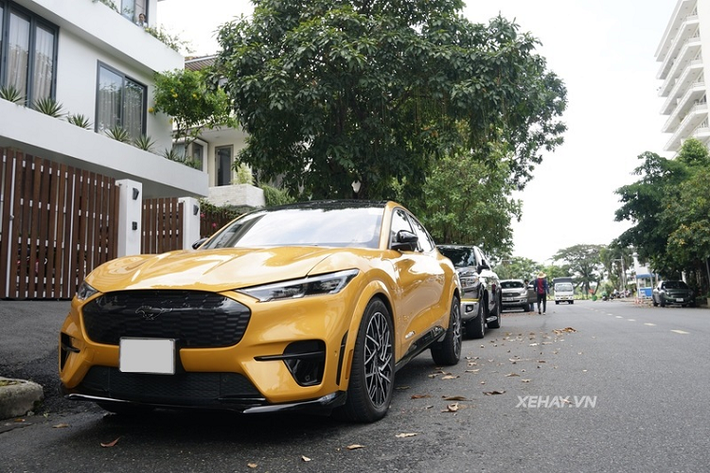 Cả Việt Nam hiện chỉ có vài chiếc Ford Mustang Mach-E chạy điện, bản GT thì càng hiếm, trong bài là chiếc Mustang Mach-E GT thứ 2 tại Việt Nam. Xe có ngoại thất màu vàng cam cùng các chi tiết màu đen tương phản.