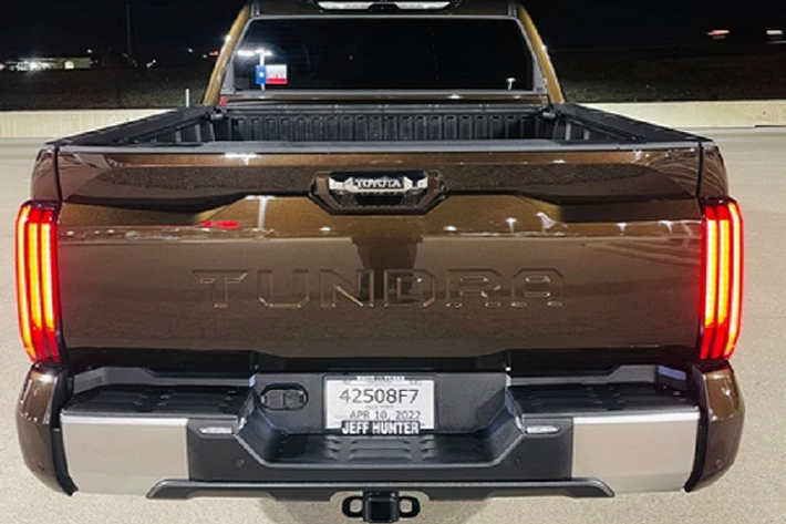 Ở phiên bản 2022, mẫu xe bán tải Toyota Tundra sử dụng hệ thống treo phía trước xương đòn kép và phía sau dùng giảm xóc kiểu lò xo cuộn thay cho lá nhíp truyền thống.