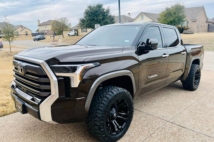 Tại thị trường Mỹ, Toyota Tundra Limited 2022 mới có giá niêm yết 46.850 USD (khoảng 1,068 tỷ đồng), xe hiện vẫn chưa về tới Việt Nam. Chiếc Tundra Limited 2022 được đại lý tư nhân chào bán hơn 4 tỷ đồng có ngoại thất màu đen, lưới tản nhiệt dạng thanh ngang cỡ lớn màu xám mờ, đi kèm viền crôm to bản nổi bật.