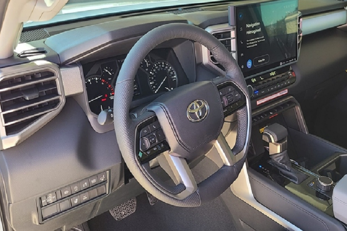 Toyota Tundra Limited 2022 được trang bị động cơ i-Force Twin Turbo V6 3.5L sản sinh công suất 389 mã lực và mô-men xoắn 650Nm, kết hợp hộp số tự động 10 cấp và hệ dẫn động bốn bánh.