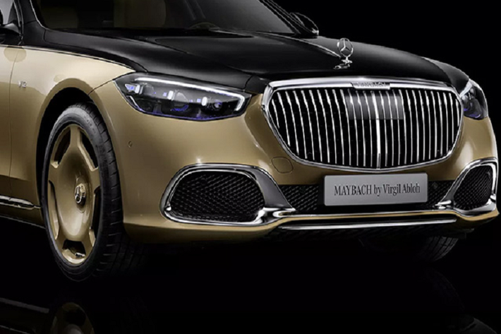 Phiên bản Mercedes-Maybach S680 2023 By Virgil Abloh khoác lên mình kiểu thiết kế hai tông màu truyền thống ở phía ngoại thất, nhưng sự phá cách nằm ở việc phối trộn tông màu: Trong khi nửa bên trên của xe được sơn màu đen bóng, thì nửa dưới của xe lại có màu vàng đồng, bao gồm cả bộ mâm quen thuộc với thiết kế dày bản thể hiện sự quyền lực của chủ nhân.