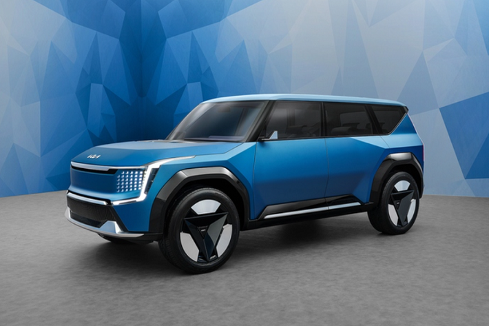 Kia EV9 hoàn toàn mới "cưỡi" trên khung gầm E-GMP thuần điện kéo dài từ bộ khung của Kia EV6 / Hyundai Ioniq 5 hiện tại. Trong tương lai, hãng xe Hàn Quốc sẽ nâng cấp nền tảng này lên loại IMA tân tiến hơn nữa và bắt đầu sử dụng rộng rãi từ năm 2025.