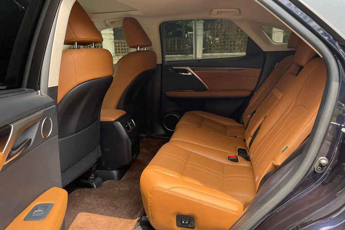 Bên trong cabin, Lexus RX 300 mang đến một trải nghiệm cao cấp với toàn bộ hệ thống ghế ngồi đều được bọc da semi-aniline.