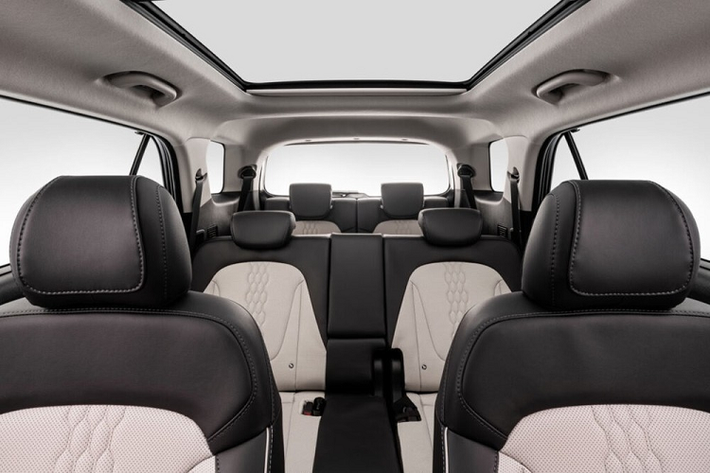 Bên sườn, Hyundai Grand Creta 2022 có thiết kế khác với phiên bản 5 chỗ ở khu vực từ cột C trở về phía sau. Tại đây, chúng ta sẽ bắt gặp cửa sổ thứ ba riêng, không có trên Hyundai Creta 5 chỗ. Ngoài ra, mẫu crossover 7 chỗ này còn được trang bị nóc thẳng thớm thay vì dốc về phía sau như Hyundai Creta.