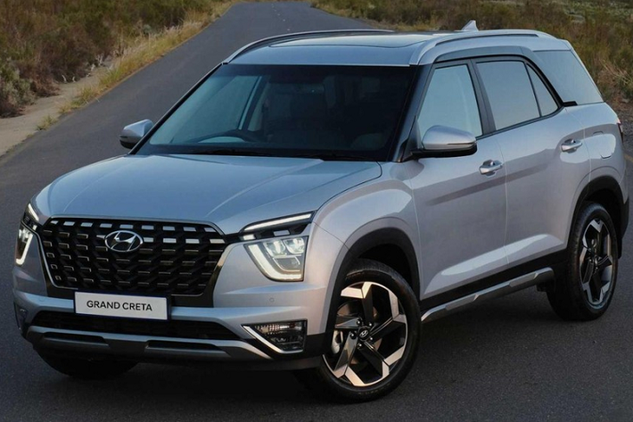 Theo đó, Hyundai Grand Creta 2022 sở hữu chiều dài 4.500 mm, chiều rộng 1.790 mm, chiều cao 1.675 mm, chiều dài cơ sở 2.760 mm và chiều cao gầm 200 mm. So với phiên bản 5 chỗ, Hyundai Grand Creta 2022 dài hơn 200 mm, cao hơn 45 mm và chiều dài cơ sở tăng 150 mm. Với chiều dài như trên, Hyundai Grand Creta 2022 đã lấp khoảng trống giữa 2 mẫu xe Creta 5 chỗ (4.300 mm) và Tucson (4.630 mm) tại thị trường Nam Phi. Thậm chí, mẫu xe này còn có chiều dài cơ sở nhỉnh hơn một chút so với Hyundai Tucson thế hệ mới (2.755 mm).