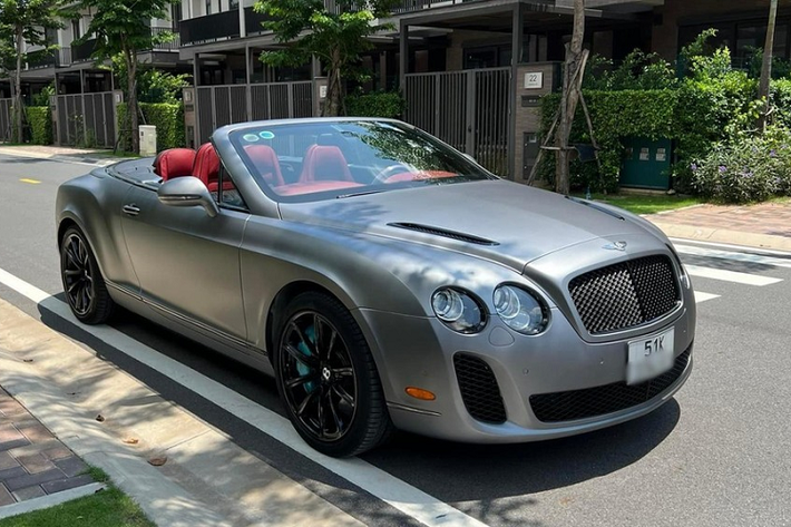 Xe siêu sang Rolls-Royce Wraith Series II của Cường Đô la vẫn sử dụng khối động cơ V12, dung tích 6.6 lít, sản sinh công suất tối đa 623 mã lực tại vòng tua máy 5.600 vòng/phút và mô-men xoắn cực đại đạt 800 Nm tại dải vòng tua máy 1.500 – 5.500 vòng/phút.