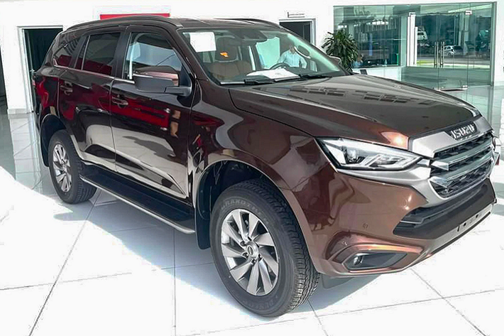 Chiếc Isuzu Mu-X thế hệ mới trong bài viết thuộc phiên bản cao cấp nhất - Premium 1.9 AT 4x4. Sau D-Max 2022, sắp tới Isuzu Việt Nam sẽ sớm giới thiệu Mu-X 2022 thế hệ hoàn toàn mới, dự kiến là cuối tháng này hoặc sang tháng 7 sắp tới.