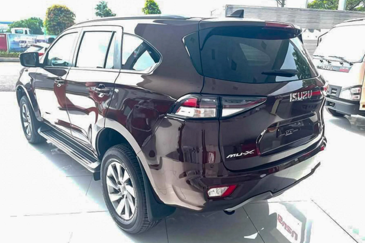 Mức giá xe Isuzu Mu-X 2022 nhập Thái Lan dự kiến từ 900 triệu – 1,19 tỷ đồng. Xe được phân phối tổng cộng 4 phiên bản bao gồm: B7 1.9 MT 4x2 ; B7 Plus 1.9 AT 4x2; Prestige 1.9 AT 4x2; Premium 1.9 AT 4x4. Tất cả đều sử dụng động cơ dầu 4cyl dung tích 1.9L tăng áp cho công suất tối đa 150 mã lực và mô-men xoắn cực đại 350Nm. Xe sử dụng hộp số tay 6 cấp hoặc hộp số tự động 6 cấp, đi cùng với hệ dẫn động 1 hoặc 2 cầu (tùy phiên bản).