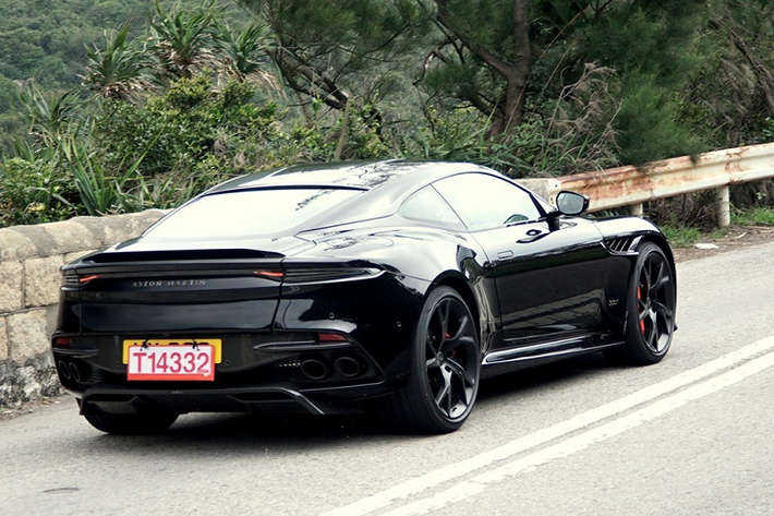 Tại Việt Nam, nếu như có khách hàng nào muốn mua siêu xe Aston Martin DBS Superleggera 2022 hẳn phải rất chịu chơi và am hiểu vì giá bán mẫu xe này được đại lý chính hãng ấn định ở con số 35,8 tỷ đồng, dư sức mua cùng lúc Aston Martin Vantage V8 và Aston Martin DB11 V8 hoặc lựa chọn mua 1 cặp Aston Martin Vantage V8 và Aston Martin DBX cũng tỏ ra rất thú vị.