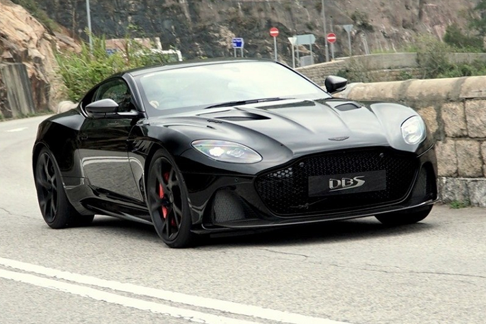 Trong dải sản phẩm của Aston Martin đang cung cấp ra thị trường, DBS có thể xem là sự khác biệt của phần lớn mẫu xe còn lại tập trung vào phân khúc xe thể thao tốc độ, xe thể thao sang trọng hay SUV hạng sang cỡ lớn. Nhiều người còn không tiết lời khi cho rằng Aston Martin DBS Superleggera mới thuộc phân khúc siêu xe.
