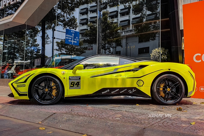 "Trái tim" của Ferrari 488 GTB là khối động cơ V8 3.9L tăng áp kép quen thuộc, sản sinh ra công suất 661 mã lực và 670 Nm mô-men xoắn.