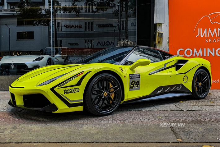 Tổng thể xe vô cùng nổi bật nhờ lớp decal màu xanh neon phối cùng bộ tem đua bắt mắt.