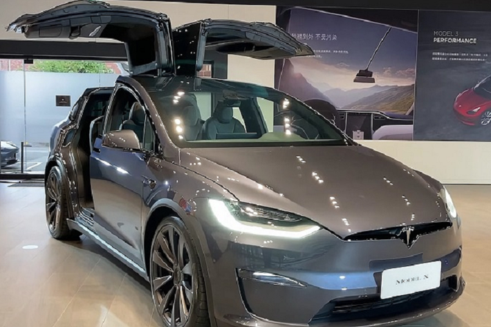 Vừa qua, một người mua Tesla Model X Plaid mới đã phàn nàn rằng anh rất thất vọng khi nhận bàn giao xe sau gần nửa năm đặt hàng. Cụ thể, người này đã đặt mua xe từ tháng 8/2021 và chỉ mới được giao xe cách đây vài ngày.