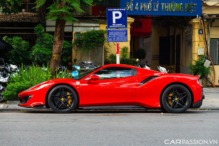 Về mặt thiết kế, 488 Pista Spider không có quá nhiều điểm khác biệt so với biến thể coupe ngoài phần mui xếp và nắp động cơ. Được xây dựng trên nền tảng của 488 Pista, biến thể mui trần sở hữu nét thiết kế quyến rũ nhưng vẫn mang đậm tính khí động học thông qua hàng loạt những sự thay đổi.