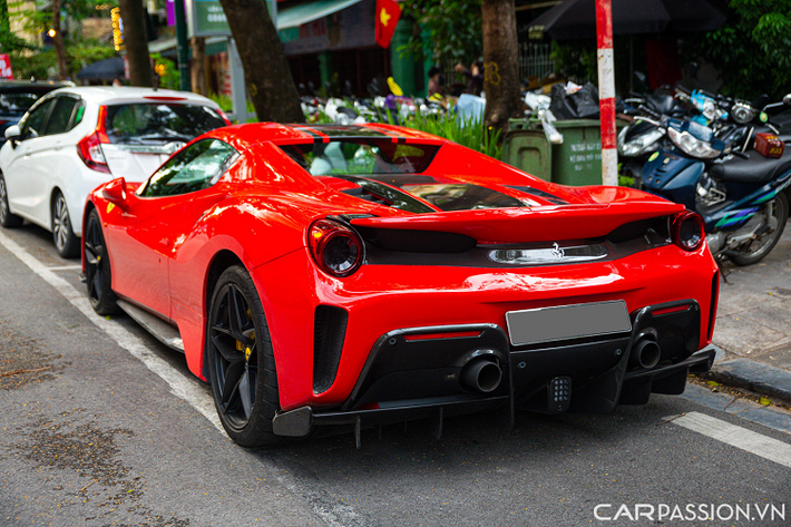 Đây là chiếc siêu xe Ferrari 488 Pista Spider thứ ba xuất hiện tại Việt Nam sau chiếc đầu tiên của doanh nhân Hoàng Kim Khánh và chiếc màu đỏ đậm thuộc sở hữu của ông Đặng Lê Nguyên Vũ.
