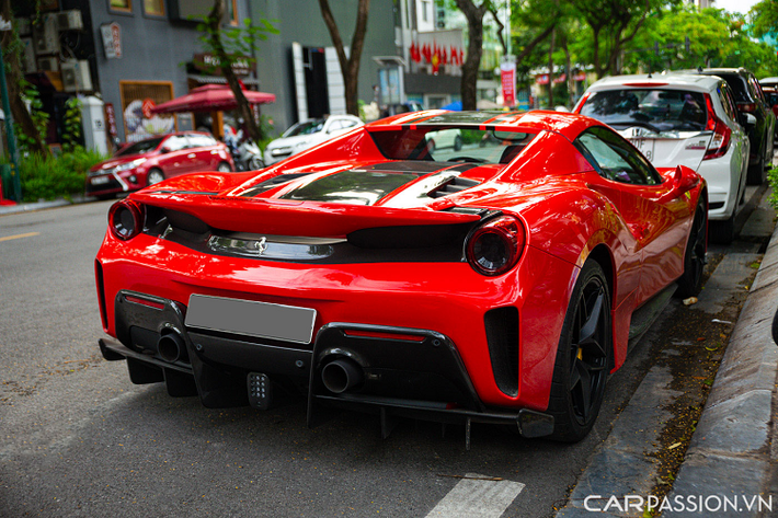 Ferrari 488 Pista Spider được trang bị khối động cơ V8 tăng áp kép, có dung tích 3.9 lít, sản sinh công suất tối đa 710 mã lực và mô men xoắn cực đại đạt mức 770 Nm.