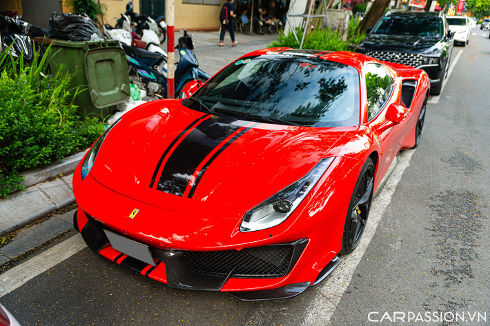 Xe sở hữu lớp sơn đỏ Rosso Corsa truyền thống của thương hiệu siêu xe lâu đời đến từ nước Ý, kết hợp với một đường sọc to bản màu đen kéo dài từ phần đầu đến hết đuôi xe.