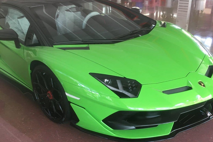 Sẽ chỉ có 800 siêu xe sản xuất trên toàn cầu và đã có 2 chiếc siêu xe giới hạn Lamborghini Aventador SVJ LP770-4 Roadster được các công ty nhập khẩu tư nhân Hà Nội mang về nước và sắp tới đây sẽ có thêm 1 xe được nhập tịch vào Việt Nam nhưng chưa rõ là mang biển số của nước bạn hay xe mới tinh, nhập về cảng trong nước.