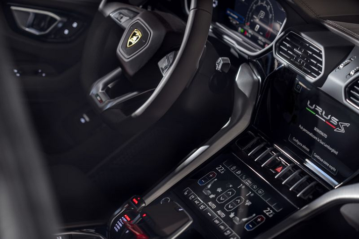 Khả năng kết nối trong Urus S bao gồm chức năng định vị dẫn đường được kết nối, các tính năng bảo mật và một số dịch vụ điều khiển trong xe. Các dịch vụ này cũng có thể được quản lý thông qua khả năng kết nối tích hợp điện thoại thông minh, với sự cải tiến của điều khiển đồng hồ thông minh bao gồm chức năng chìa khóa xe ảo.