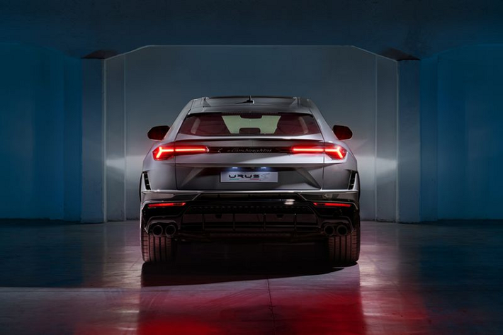 Bộ cản sau của siêu SUV Lamborghini Urus 2022 cũng được thiết kế gọn gàng. Phần dưới được sơn đen mờ, sở hữu ống xả đôi mới bằng thép, có bề mặt được hoàn thiện kiểu chải xước, đúng theo tiêu chuẩn mới, với tùy chọn màu đen mờ hoặc đen bóng, hoặc tùy chọn Ad Personam bằng chrome sáng.