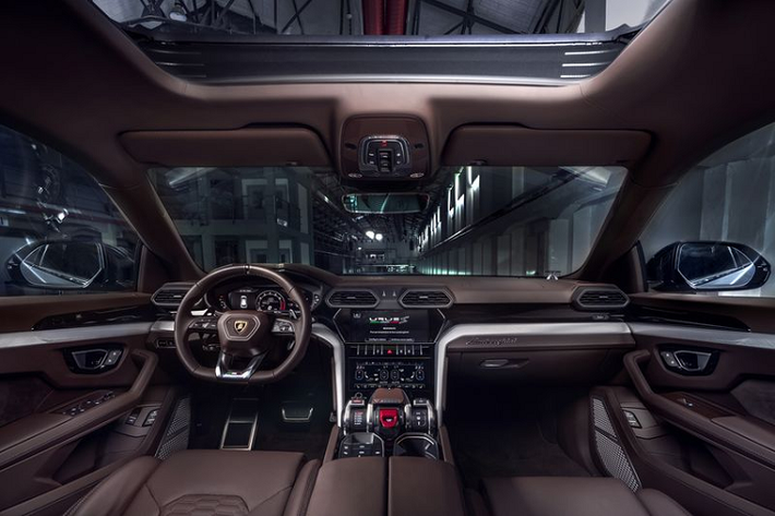 Ngoài ra, thiết kế và trang bị trong nội thất của chiếc SUV này không khác nhiều so với đời trước như: vô lăng ba chấu đậm chất thể thao, tích hợp nhiều nút bấm, các cửa gió điều hòa, đồng hồ kỹ thuật số, màn hình nằm ẩn bên trong táp-lô…