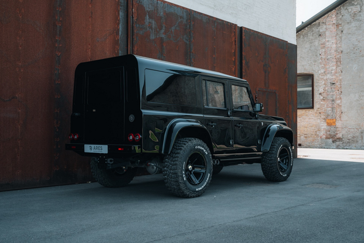 Chiếc SUV Land Rover Defender độ Ares Design vẫn giữ lại những đường nét thiết kế truyền thống nhưng các chi tiết ở ngoại hình được làm mới.