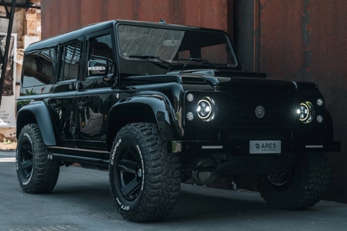 Ares Design vừa giới thiệu bản độ mới dành cho mẫu SUV Land Rover Defender địa hình. Hãng độ cho biết, bản độ này có giá 250.000 USD, giới hạn số lượng nhưng không công bố con số cụ thể.
