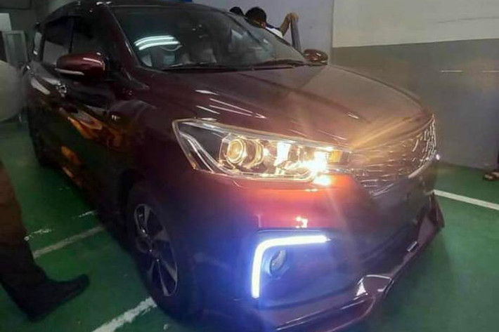 Ở phiên bản mới, mẫu MPV cỡ nhỏ này chỉ được thay đổi nhẹ trong thiết kế ngoại thất. Điều này được thể hiện qua lưới tản nhiệt với những mắt lưới hình đôi cánh mạ crôm mới. Ngoài ra, xe còn có nẹp mạ crôm mới trên cửa cốp sau.