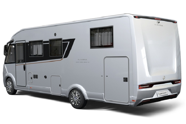 Adria Supersonic có kiểu dáng gọn gàng với gương bên giống xe buýt, kính chắn gió trước toàn cảnh tạo góc quan sát cực rộng cho người lái, đèn pha bi-LED tích hợp vào tản nhiệt, các đường nét giản đơn và thực tiễn tối đa kết hợp với ốp đen trên nền thân bạc, đèn hậu LED và bộ khuếch tán gió sau phong cách.