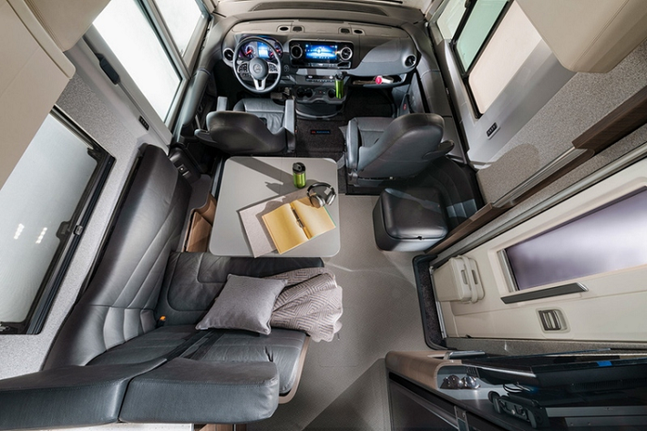 Adria Supersonic dùng động cơ dầu diesel 2.0L sản sinh công suất 168 mã lực kết hợp hộp số tự động 9G-Tronic và dẫn động cầu sau như Sprinter. Giá xe Mercedes-Benz Sprinter độ Adria đặc biệt này có từ 142.000 USD (khoảng 3,32 tỷ đồng) cho bản nhỏ và 161.700 USD (khoảng 3,78 tỷ đồng) cho bản lớn.