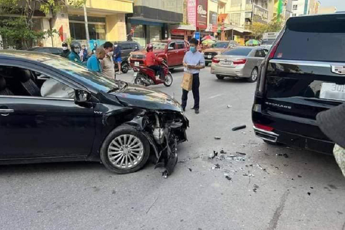Được mệnh danh là "khủng long" trong giới ôtô, Cadillac Escalade sở hữu ngoại hình bệ vệ, vuông vức. Với chiều dài lên đến hơn 5m, Escalade khiến mọi chiếc xe khác đều trở nên tí hon. Nhắm tới phân khúc cao cấp, mẫu SUV full-side của Cadillac được trang bị nhiều tính năng an toàn như hệ thống phanh ABS chống trơn trượt, cảnh báo va chạm, điều khiển hành trình tự động, giám sát điểm mù,…