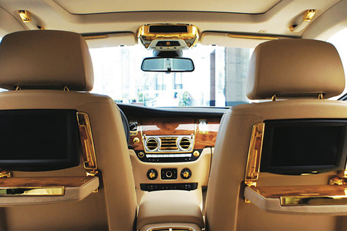 Thông tin chúng tôi có được, chiếc xe siêu sang Rolls-Royce Ghost mới bị ngân hàng BIDV chi nhánh Quy Nhơn thu giữ được mang về nước vào năm 2013, xe được Giám đốc Rolls-Royce tại Việt Nam đặt hàng và mang về nước nhưng không ra biển. 5 năm sau đó, xe mới tìm thấy chủ nhân và nhanh chóng được mang đi bấm biển.