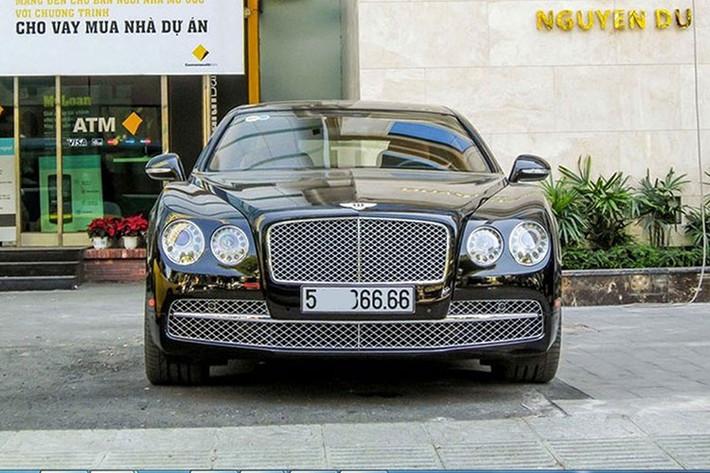 Bentley Flying Spur W12 biển tứ quý 6 sử dụng động cơ W12, tăng áp kép, dung tích 6.0 lít, sản sinh công suất tối đa 616 mã lực tại vòng tua máy 6.000 vòng/phút và mô-men xoắn cực đại 800 Nm tại vòng tua máy 1.700 vòng/phút. Hộp số tự động 8 cấp ZF.