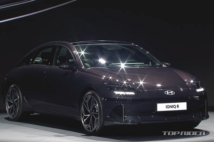 Bên cạnh đó, mẫu xe điện Hyundai Ioniq 6 2023 còn hỗ trợ sạc nhanh 350 kW, giúp tăng dung lượng pin từ 10-80% trong thời gian chỉ 18 phút. Tính năng Plug and Charge (PnC) sẽ tự động xác thực và tiến hành thanh toán chi phí sạc ngay sau khi người lái cắm sạc.