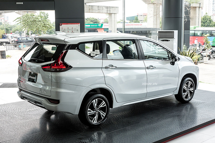 Hiện tại, Xpander được phân phối tại Việt Nam với 3 phiên bản, có giá bán từ 555 - 670 triệu đồng. Chiếc Mitsubishi Xpander này thuộc bản MT, có giá niêm yết 555 triệu VNĐ. Tổng chi phí “lăn bánh” tại Nghệ An của chiếc xe rơi vào khoảng 586 triệu VNĐ. Hiện tại, Mitsubishi Xpander tại Việt Nam đang bán ra với 3 phiên bản, có giá bán từ 555 - 670 triệu đồng. Xe có kiểu dáng mạnh mẽ lại được trang bị tốt, với nhiều tính năng nổi bật như camera 360, cảm biến lùi, màn hình cảm ứng 10 inch và tem thể thao trên bản nâng cấp mới. Bên cạnh đó, chiếc MPV còn sở hữu một số tính năng an toàn như: hỗ trợ phanh (ABS, EBD, BA), cân bằng điện tử, hỗ trợ khởi hành ngang dốc, ga tự động, chống trộm, camera lùi và 2 túi khí.