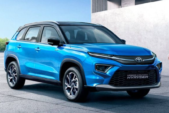Toyota Urban Cruiser Hyryder 2023 mới là mẫu xe được Toyota hợp tác cùng Maruti Suzuki phát triển dành cho thị trường Ấn Độ. Tổng thể ngoại hình của Hyryder có nét tương đồng với Toyota Raize khi cả hai đều sở hữu những đường nét vuông vắn, mạnh mẽ, thể thao. Khu vực đầu xe gây ấn tượng với lưới tản nhiệt tạo hình kim cương sơn đen kết hợp các thanh ốp mạ chrome, cụm đèn định vị dạng LED với đèn viền sắc sảo.