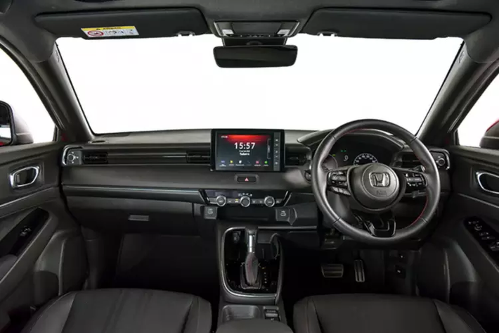 Nội thất Honda HR-V 2022 lắp ráp tại Thái Lan chỉ có duy nhất tông màu đen. Ghế được bọc da và các đường chỉ khâu màu đỏ. Hệ thống đề nổ (Start/Stop), chìa khóa thông minh, hệ thống điều hòa tự động có cửa gió cho hành khách phía sau. Ghế lái chỉnh điện 8 hướng, ghế hành khách phía trước chỉnh tay 4 hướng. Ghế sau gập theo tỷ lệ 60: 40, kiểu “ULTRA SEAT” với nhiều chế độ.