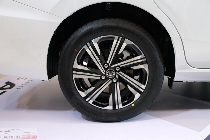 Không chỉ tăng kích thước, Toyota Vios 2023 còn "lột xác" về thiết kế ngoại thất. Ở bản Premium Luxury, xe được trang bị cụm đèn pha LED toàn phần với tính năng tự động bật/tắt và tích hợp dải đèn LED định vị ban ngày. Cụm đèn pha này có thiết kế khá giống với đàn anh Toyota Camry.