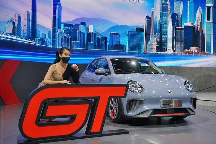 Đúng như thông tin từ trước đó, tại triển lãm Bangkok International Motor Show 2022 (BIMS 2022) hiện đang diễn ra tại Thái Lan, hãng Great Wall Motor của Trung Quốc đã mang mẫu xe ORA Good Cat GT 2022 mới đến để giới thiệu. Đây chính là phiên bản thể thao của mẫu ôtô điện ORA Good Cat hiện đang được bán tại thị trường Thái Lan.