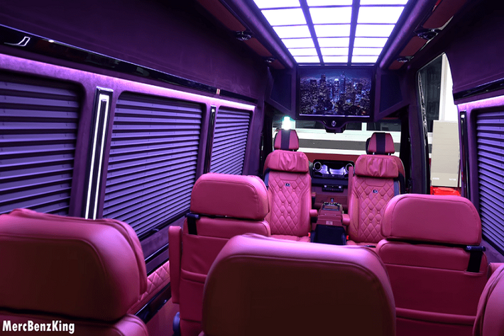 Chiếc Mercedes-Benz Sprinter độ siêu sang này là một sản phẩm mới của công ty độ xe hậu mãi Klassen, và nó là một đại diện tiêu biểu cho chủ đề van khách VIP. Nhìn từ bên ngoài, nó trông giống như một chiếc Sprinter với lưới tản nhiệt khác, tấm cản va thể thao hơn, và bộ la-zăng đẹp hơn.