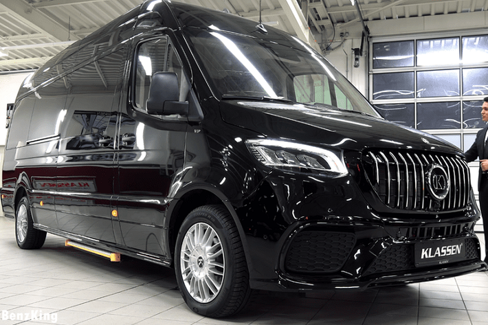 Một chiếc xe van luôn đặt yếu tố tiện ích lên hàng đầu, nhưng thực tế loại xe này có cung cấp một không gian rộng rãi, phù hợp để chuyển đổi cho nhiều mục đích khác nhau. Ví dụ, bạn có thể biến một chiếc xe van thông thường thành van cắm trại với những tiện nghi một căn nhà, hoặc như ở trường hợp cụ thể ở đây là một chiếc xe van Klassen Mercedes Sprinter VIP 2022 mới.