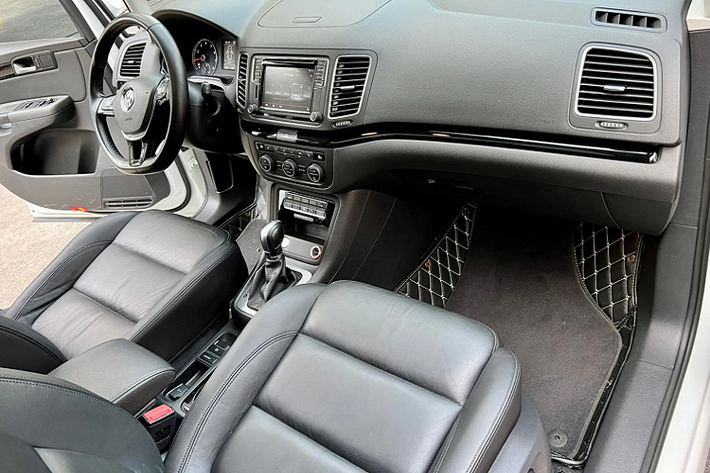 Mẫu xe MPV Volskwagen Sharan 2016 có chiều dài 4.854 mm, rộng 1.904 mm, cao 1.720 mm, chiều dài trục cơ sở 2.920 mm. Khoảng sáng gầm 152 mm. Xe được trang bị động cơ xăng tăng áp TSI 2.0 công suất 220 mã lực tại 4.500-6.200 vòng/phút, mô-men xoắn cực đại 350 Nm. Hộp số ly hợp kép 6 cấp, tốc độ tối đa 226 km/h.