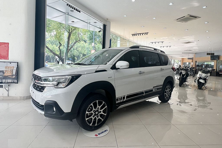 Nổi bật với thiết kế mạnh mẽ và đậm chất SUV cùng các tính năng an toàn vượt trội, thoải mái & tiện lợi ở tất cả hàng ghế, XL7 2022 nay được “nâng cấp” về ngoại hình mới mẻ và phong cách hơn.