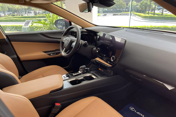 Tay nắm cửa điện tử E-Latch, lần đầu được áp dụng trên Lexus NX mới, mới khả năng mở liền mạch, nhất quán, khi xe yếu hoặc hết điện thì phần mở khóa cơ học tự động kích hoạt. Màn hình giải trí 14 inch cảm ứng, to nhất trong các dòng xe Lexus, tích hợp bản đồ Việt Nam, có thể lưu giữ 3 hồ sơ cá nhân cài đặt xe, Apple Carplay không dây, điều hòa 2 vùng độc lập có công nghệ Nanoe X, giúp bầu không khí siêu sạch, ức chế khả năng phát triển của vi khuẩn, vi rút...