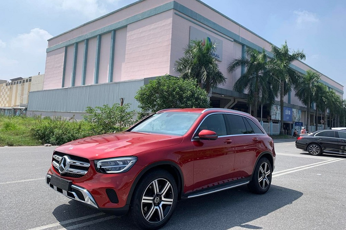 Như vậy, nhiều khả năng sau khi xem qua một số xe Mercedes-Benz GLC qua sử dụng, Bằng Kiều cuối cùng chốt mua xe chính hãng. Về ngoại hình, chiếc xe Mercedes-Benz GLC 200 của Bằng Kiều có ngoại thất sơn màu đỏ khá bắt mắt.