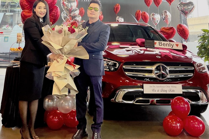Mới đây, hình ảnh về buổi lễ bàn giao xe Mercedes-Benz GLC 200 chính hãng cho nam ca sĩ Bằng Kiều đã được chia sẻ lên mạng xã hội thu hút không ít sự quan tâm của cộng đồng mạng. Khá thú vị là trước đó, trên Tik Tok đã xuất hiện video quay lại buổi bàn giao xe Mercedes-Benz GLC cho giọng ca Trái tim bên lề từ một công ty nhập khẩu tư nhân.