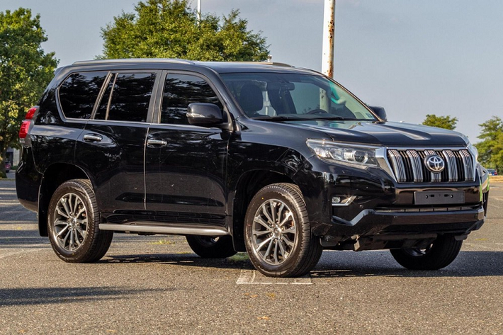 Có tên gọi dễ gây nhầm lẫn với người anh em Land Cruiser, Toyota Land Cruiser Prado vốn là mẫu SUV có kích thước nhỏ hơn và chưa bao giờ được bán ở thị trường Mỹ. Thay vào đó, người tiêu dùng Mỹ chỉ có thể mua Lexus GX460 hạng sang - mẫu SUV được coi là phiên bản cao cấp của Toyota Land Cruiser Prado.