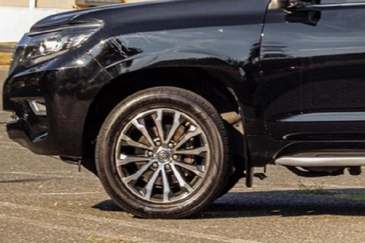 Qua những hình ảnh được đăng trên trang Cars & Bids, có thể thấy chủ sở hữu đã khoác "bộ cánh" ngoại thất giống hệt Toyota Land Cruiser Prado đời 2018 cho chiếc SUV hạng sang Lexus GX460 của mình.