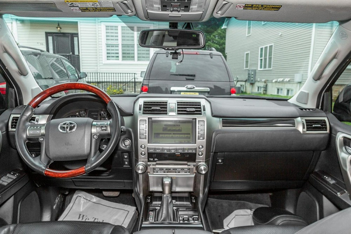 Nằm bên dưới nắp ca-pô của chiếc Toyota Land Cruiser Prado "giả cầy" này vẫn là động cơ xăng V8 nguyên bản của Lexus GX460. Tuy nhiên, động cơ này lại được thay sang logo của hãng Toyota.