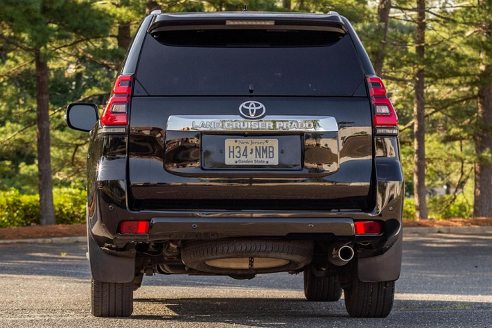 Bên trong xe, chiếc SUV này được trang bị cần số, cụm điều khiển trung tâm và hộc đựng cốc lấy từ Lexus GX460 đời 2021. Trong khi đó, logo Lexus trên vô lăng được thay bằng logo của hãng Toyota.